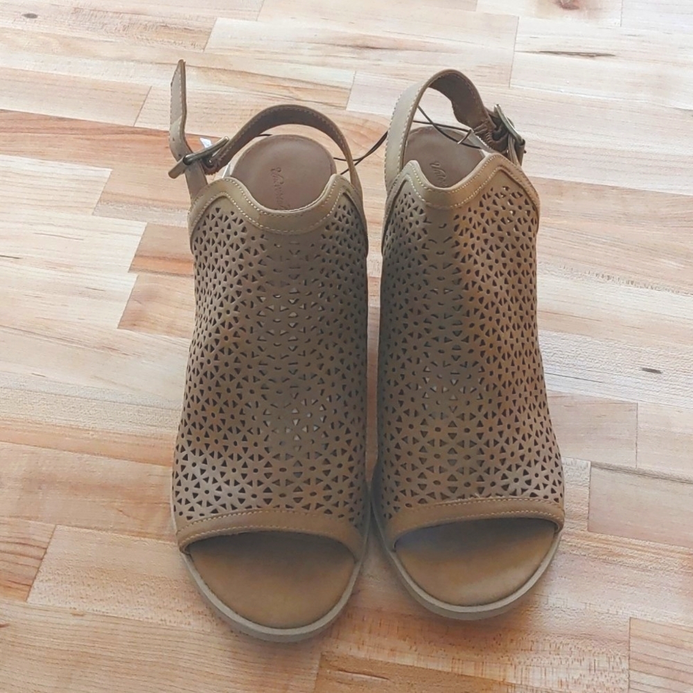 Open Toe Shoe Perforated wooden stack heel size 10 chestnut colour